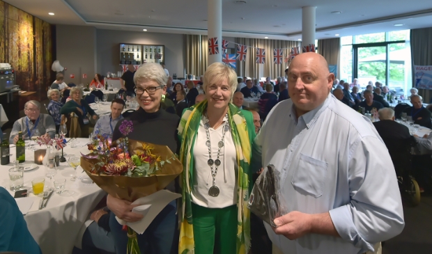 Dick Goodwin ontving uit handen van burgemeester Agnes Schaap een beeldje van het bloemenmeisje.
E.e.a. naar aanleiding van zijn 25 jarig jubileum organisatie van de Taxi Charity, het begeleiden van WO2-veteranen naar de slagvelden van toen.