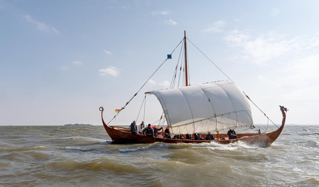 Oefenen met Vikingschip op het IJsselmeer.