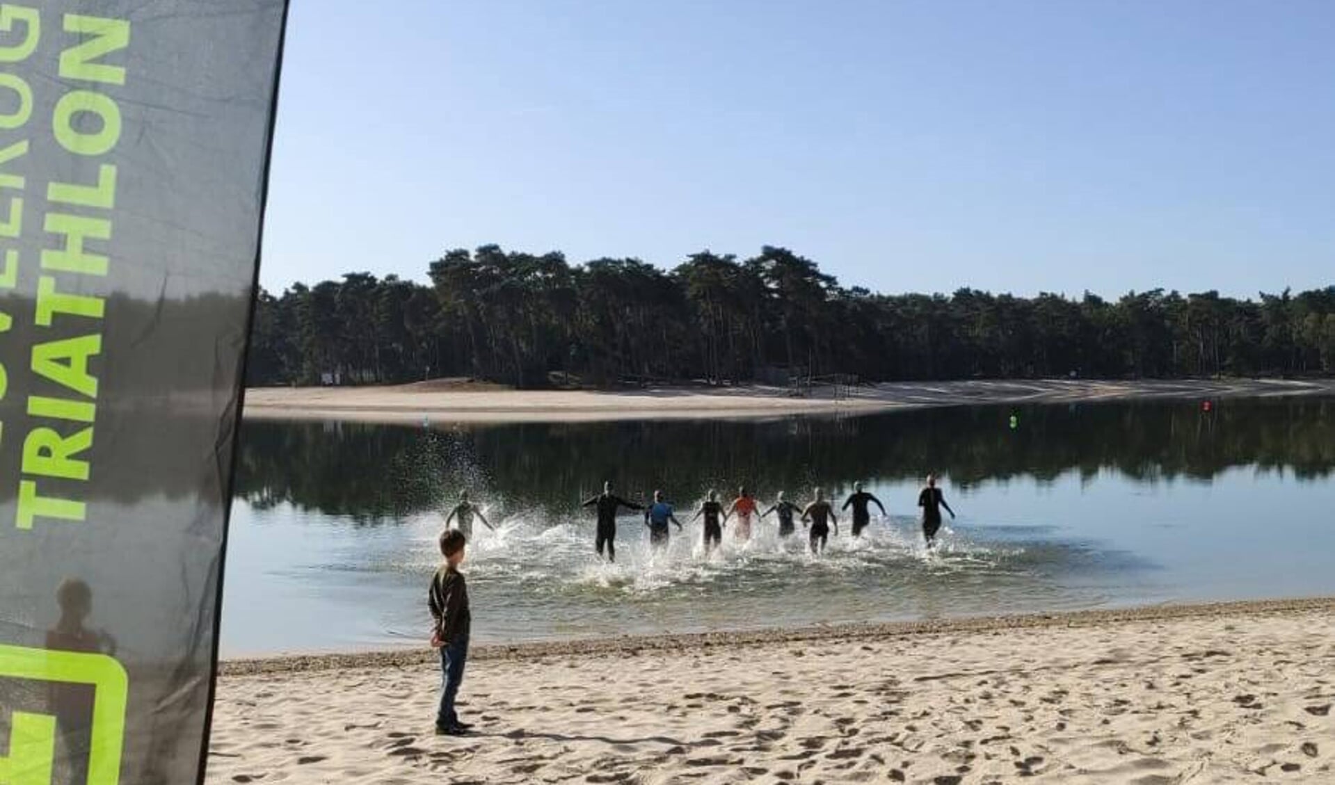 In het Henschotermeer zwemmen de deelnemers van de Heuvelrug Kwart Triathlon 1 kilometer.