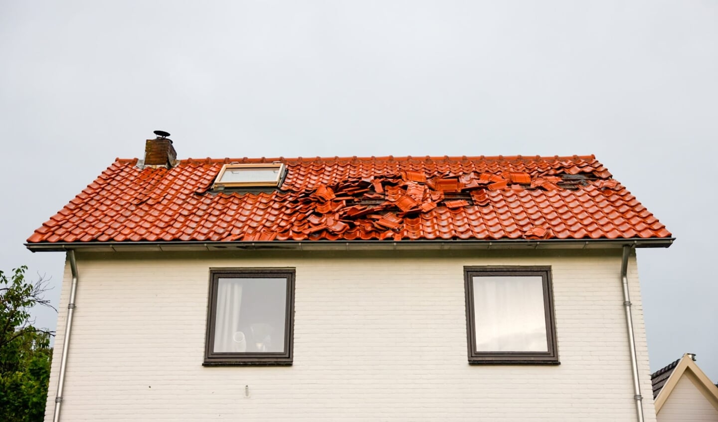 Een stukje verderop op de Breehoven waaide een flink aantal dakpannen van een woning af.