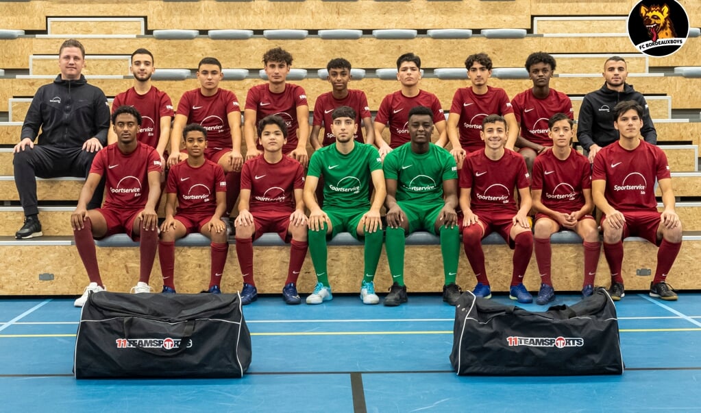 FC Bordeauxboys met Redouan Hazzat (rechts tweede rij).
