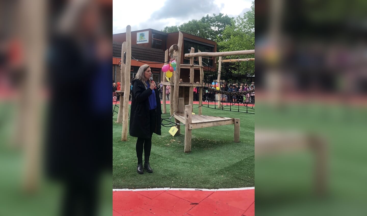 Directeur van de Bosbouwers, Adriënne van Beinum geeft het startsein voor de opening van het speelplein