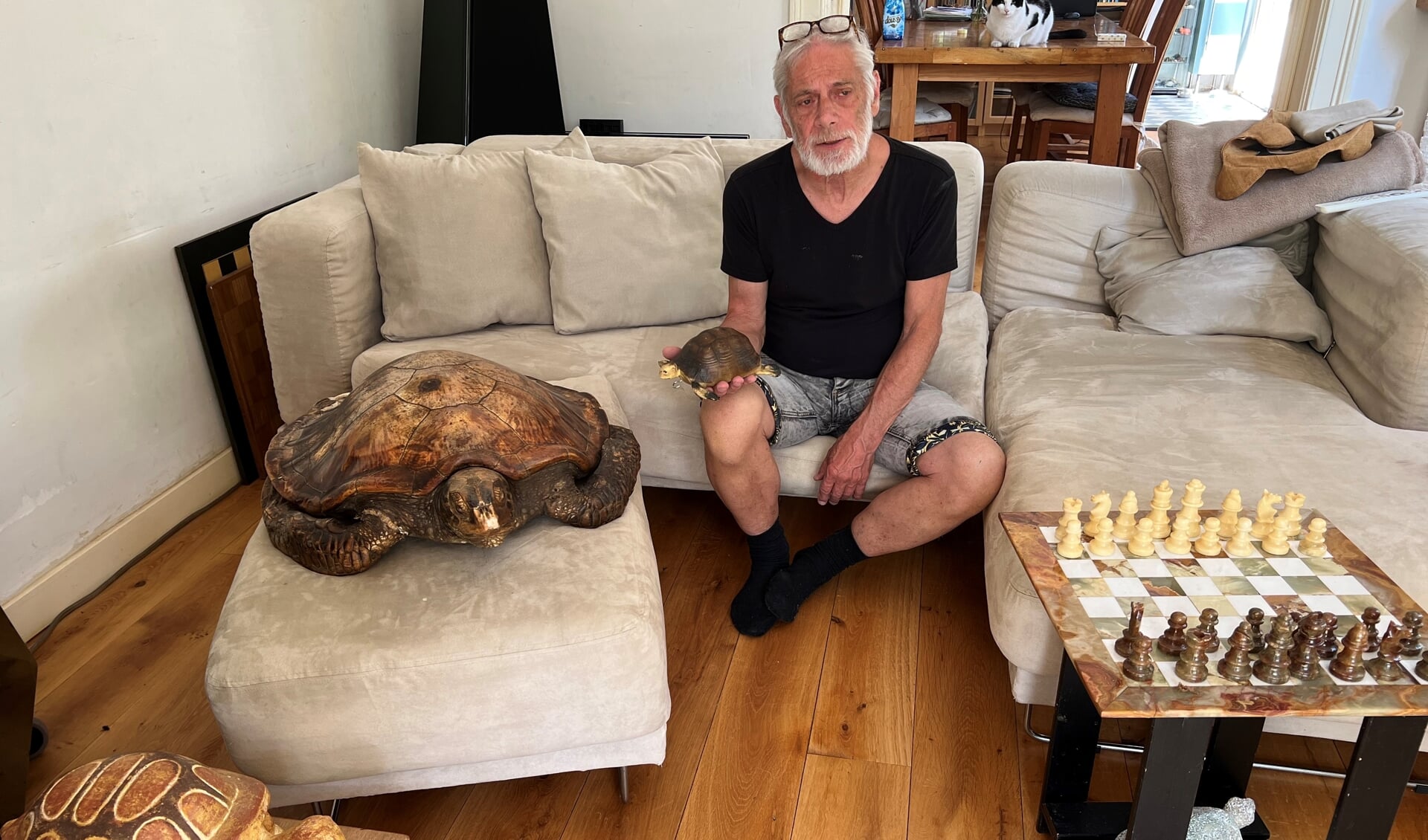 Rob Boss met in ziijn hand een schildpad uit zijn immense verzameling, die gelijkenis vertoont met Stoffel.