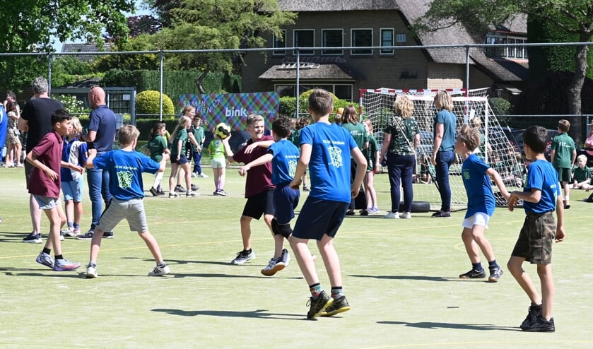 De Achtbaan (blauw, hier in actie tegen De Driesprong) won het toernooi bij groep 7 en mag volgend jaar meedoen aan de provinciale kampioenschappen.