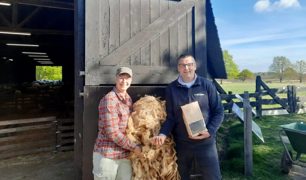 Dirk Jan van Dalfsen en Francisca Schippers (assistent herder). 