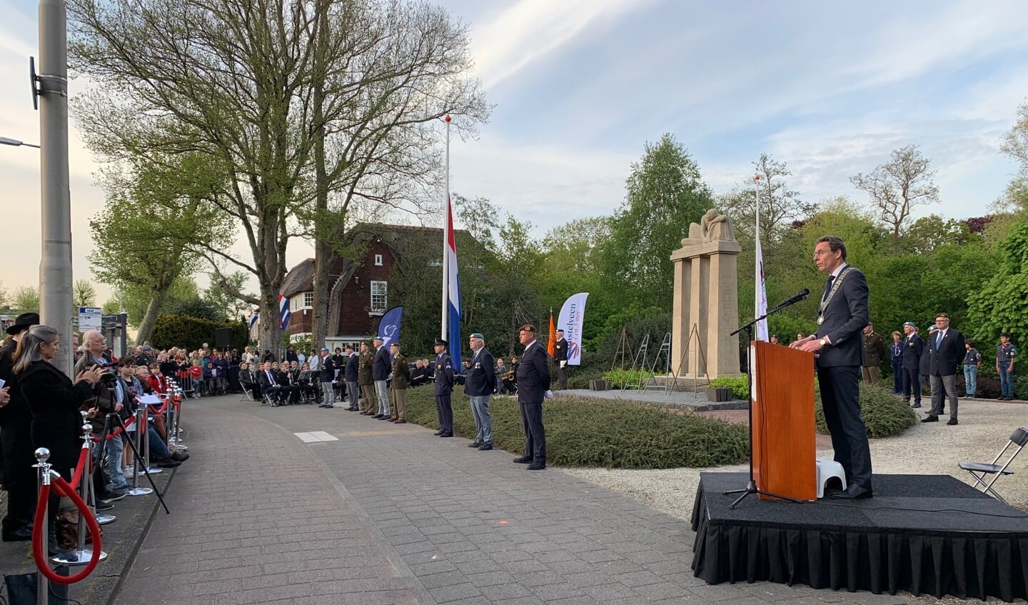 Burgemeester Tjapko Poppens houdt toespraak bij de herdenking van de oorlogsslachtoffers.
