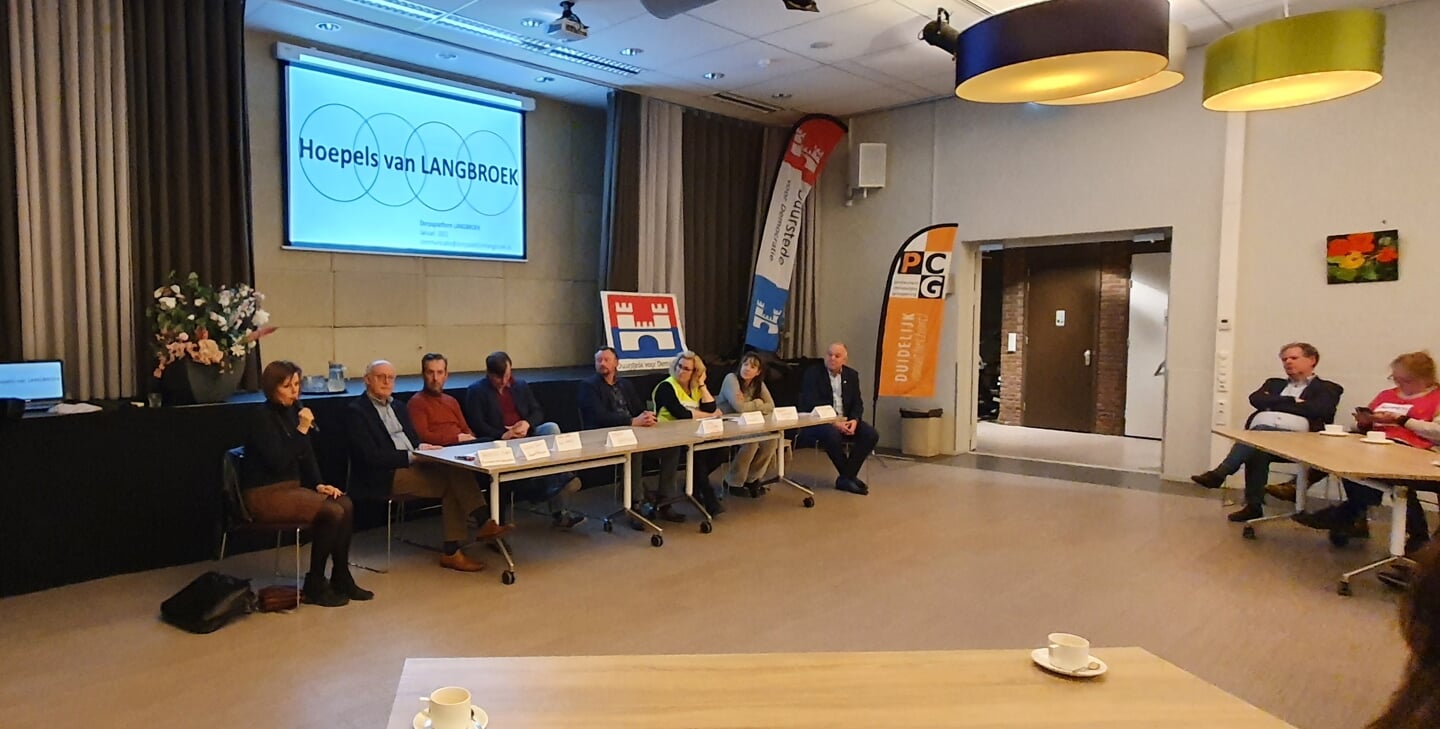 Tijdens een verkiezingsavond presenteerde het bestuur van het Dorpsplatform de Hoepels van Langbroek.