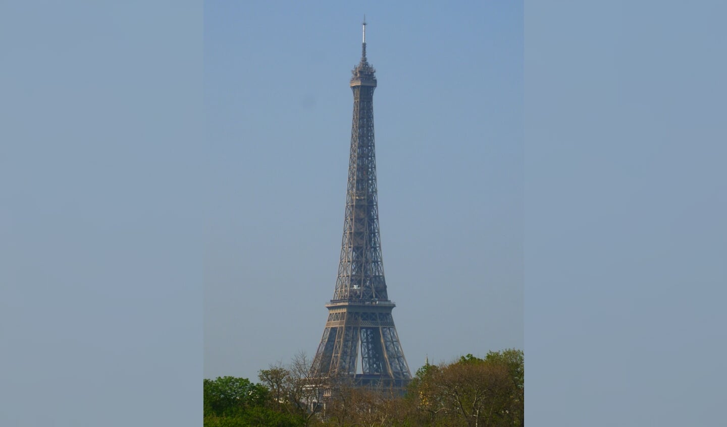 In de Eiffeltoren bevindt zich het wereldberoemde restaurant Le Jules Verne waar de Franse President Emmanuel Macron, zijn vrouw Brigitte, de Amerikaanse President Donald Trump en diens echtgenote Melania in 2018 gezellig met elkaar hebben gedineerd.