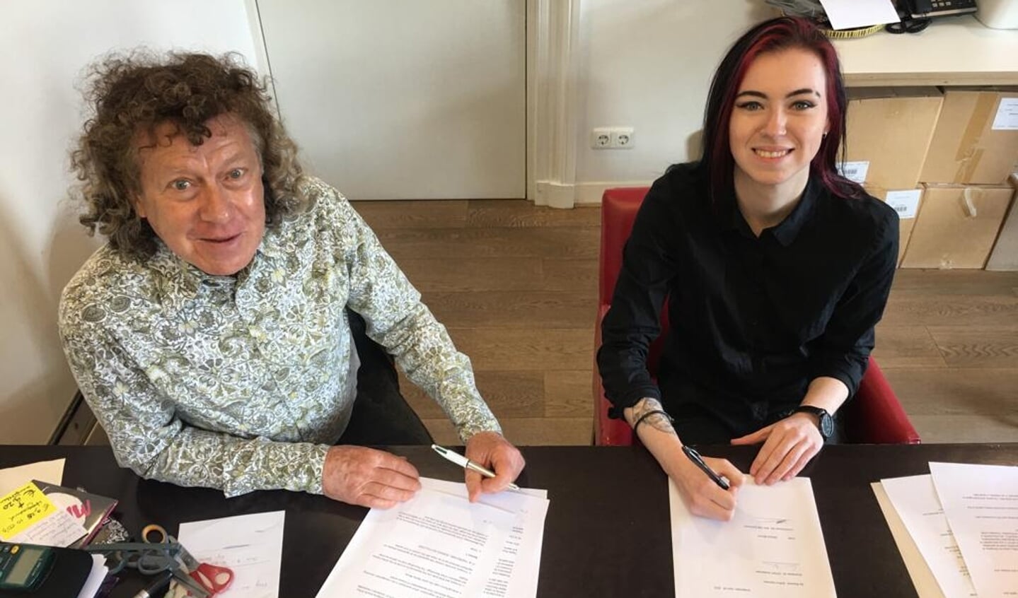 Wendy Moore en Arthur Herman Directeur Zip Records onderteken het contract.