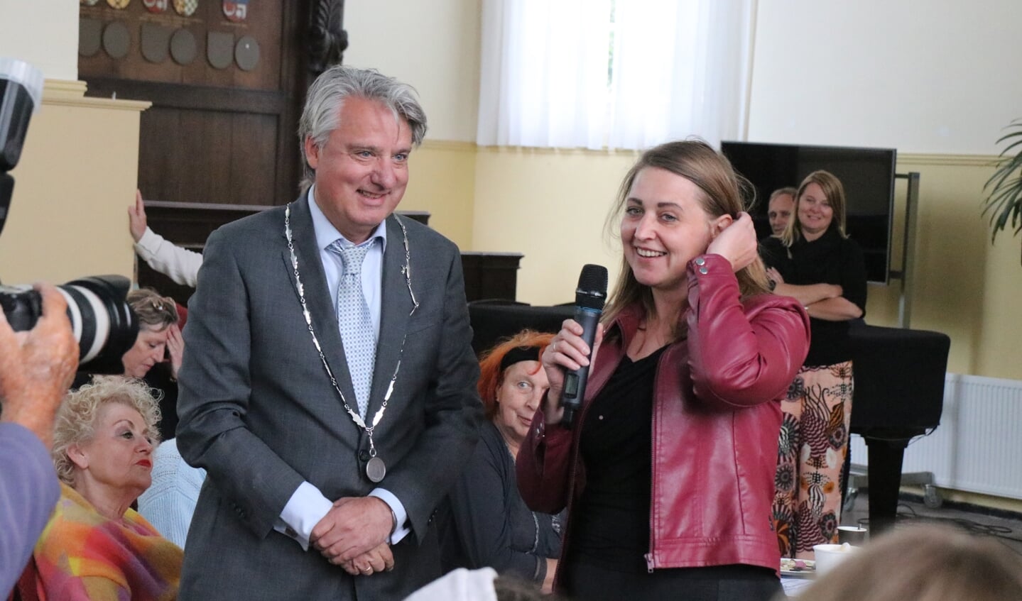 Burgemeester Moolenburgh met Alicia, die de cheque van 1000 euro in ontvangst mocht nemen voor Oekraïne.
