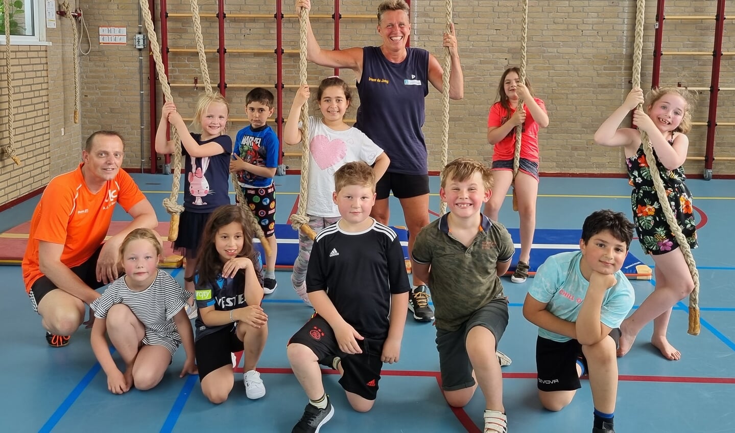 Irene de Jong en Albert van der Blom met hun leerlingen die vandaag de laatste extra gymles hadden.