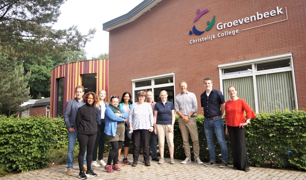 Drie Franse en vier Schotse schoolleiders bezochten Christelijk College Groevenbeek.