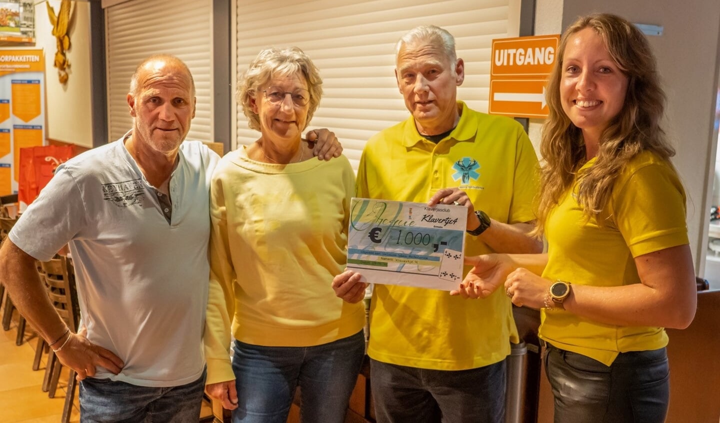 Overhandiging cheque aan vrijwilligers Weluwse Wens Ambulance