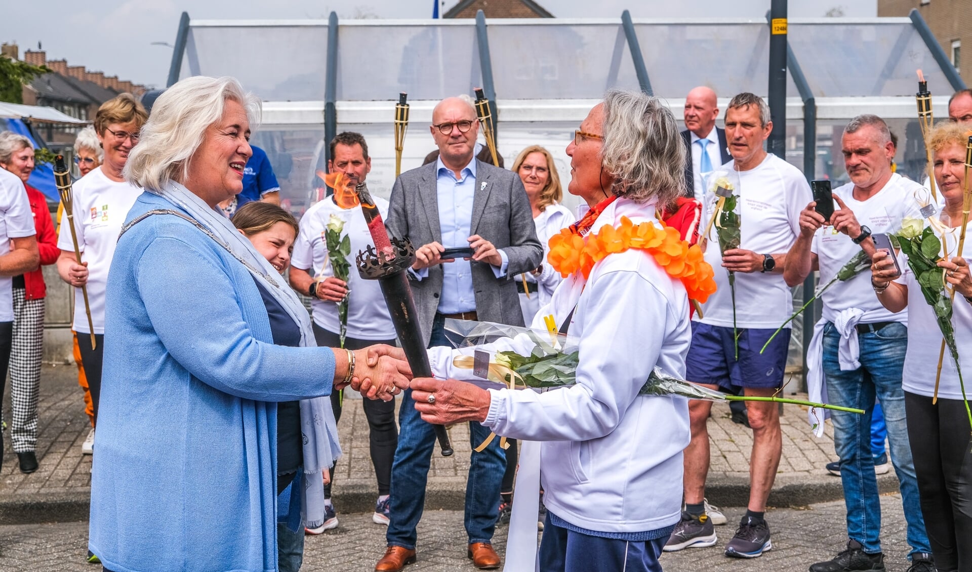 Ontsteken van bevrijdingsvuur door de burgemeester en de kinderburgemeester Haarlemmermeer