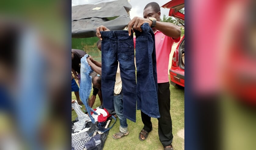 Goederen uit Zeist worden in Ghana in ontvangst genomen.