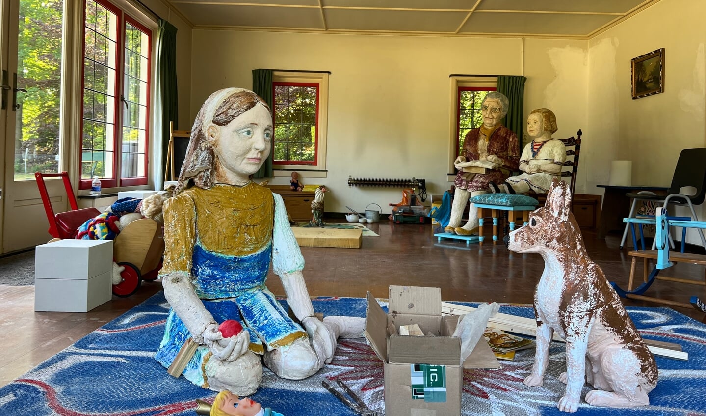 Het diorama in het voormalige speelhuisje van de prinsesjes. De poppen beelden prinses Juliana uit in diverse levensfasen.