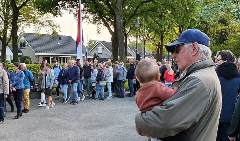 Jong en oud namen deel aan de indrukwekkende en druk bezochte 4 Mei herdenking in het Bart van Elstplantsoen.