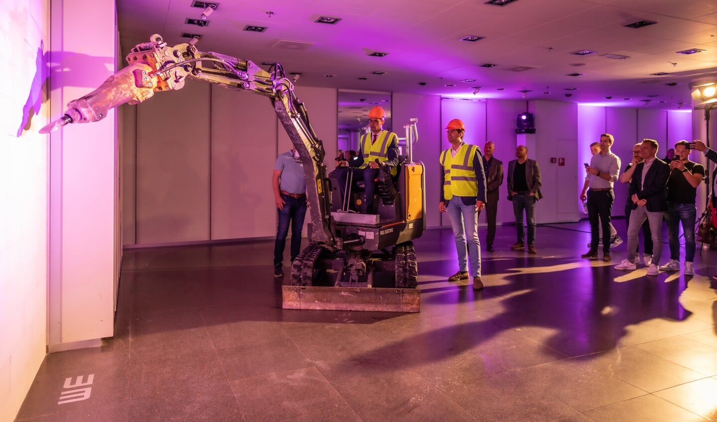 Wethouder Nobel sloopt een muurtje waar straks de nieuwe doorgang van de Vier Meren wordt gerealiseerd.
