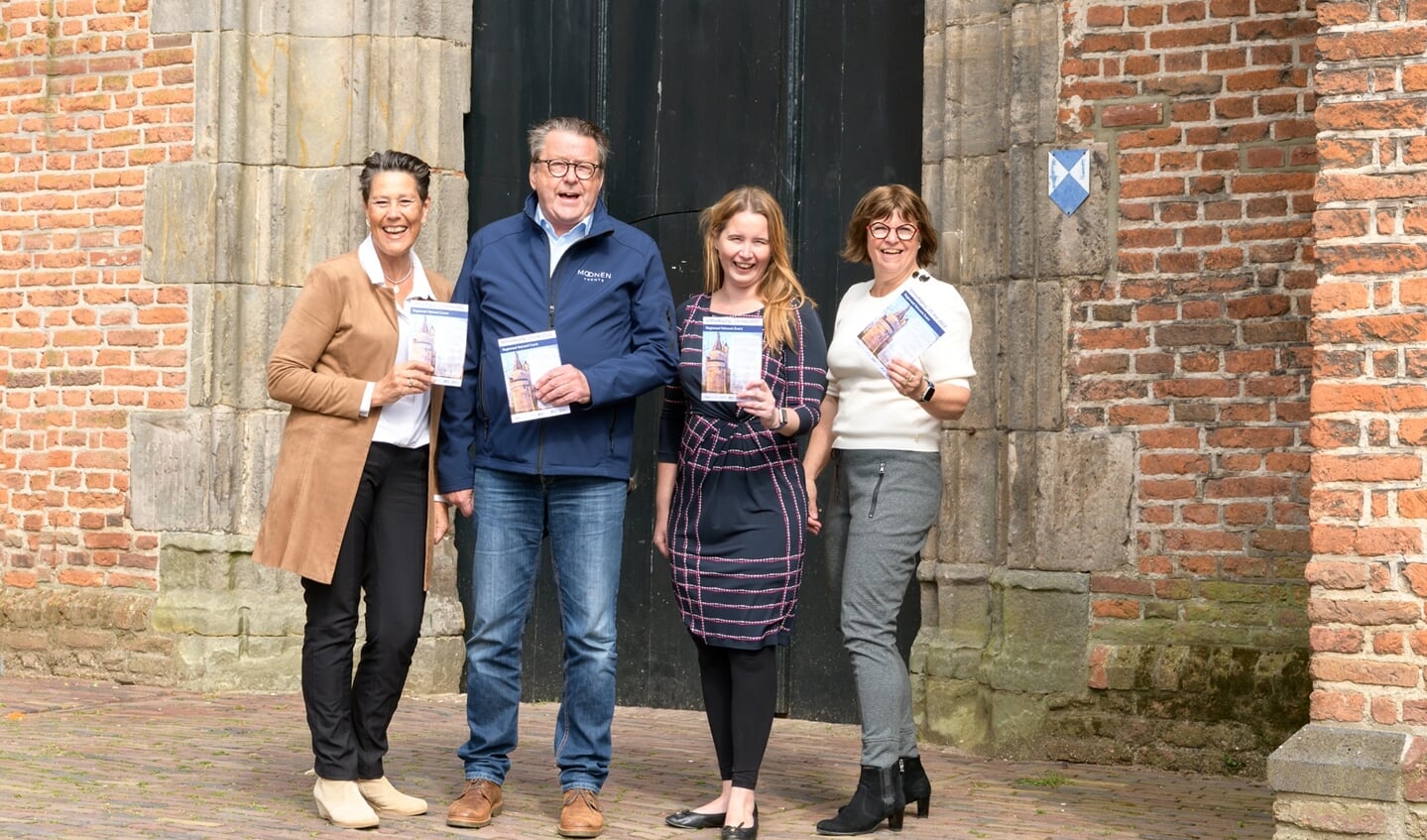 Ladyspeaker Vera van Kampen, Hardy Smit, Linda van Vemde en Ankie Meutgeert (bestuur OKW)