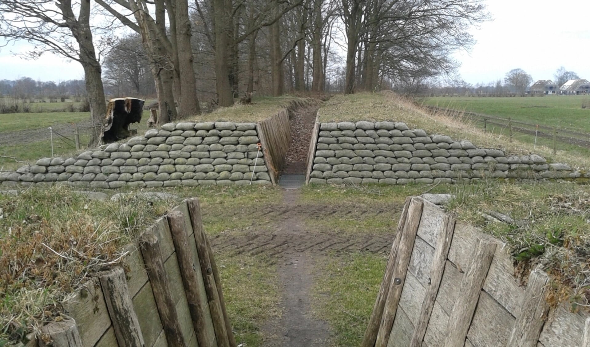 Deel van de gerestaureerde loopgraven van de Asschatterkeerkade.