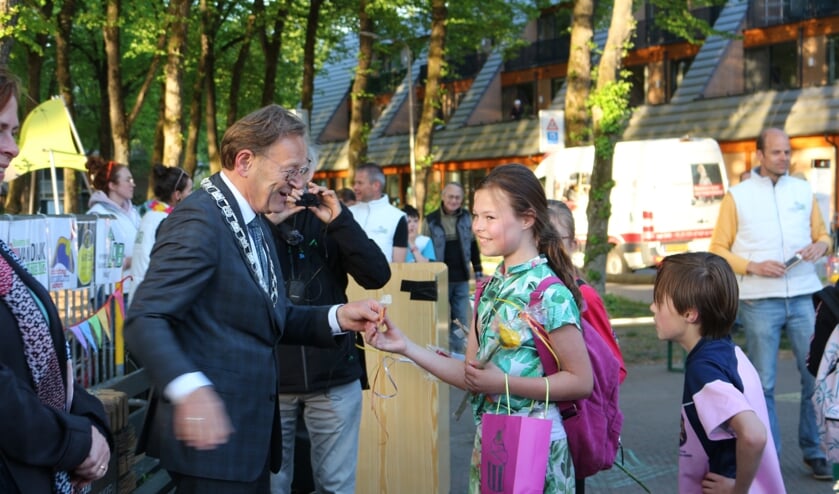 Burgemeester Koos Janssen reikt medailles uit bij het defilé van de eerste Austerlitze avondvierdaagse.