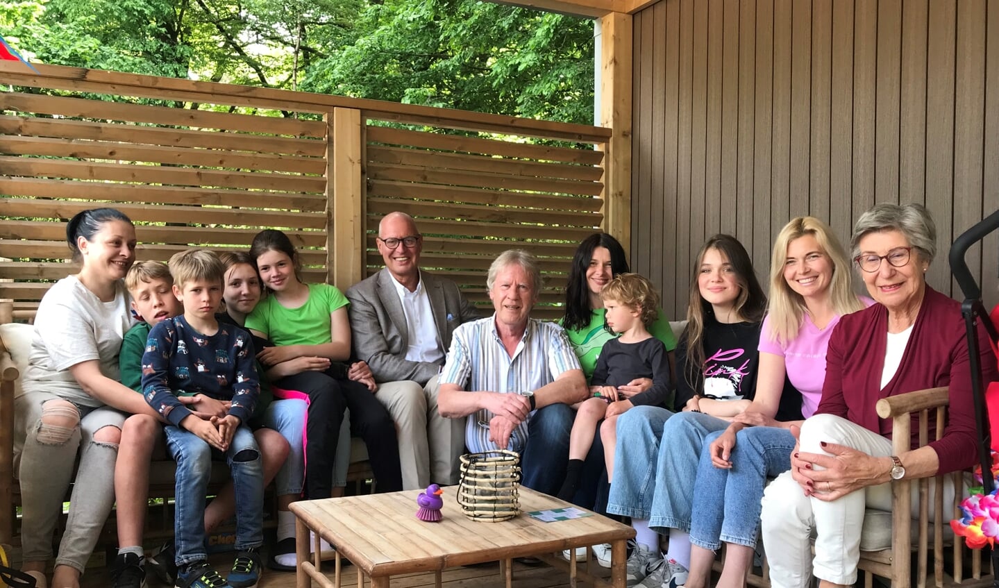 De Oekraïense vluchtelingenfamilies Tveritina, Balandiak en Shenkevych, gehuisvest in de Thijmse Berg in Rhenen reageren verheugd op de actie. In het midden links Wim Werkman, rechts in het midden René van Holsteijn.