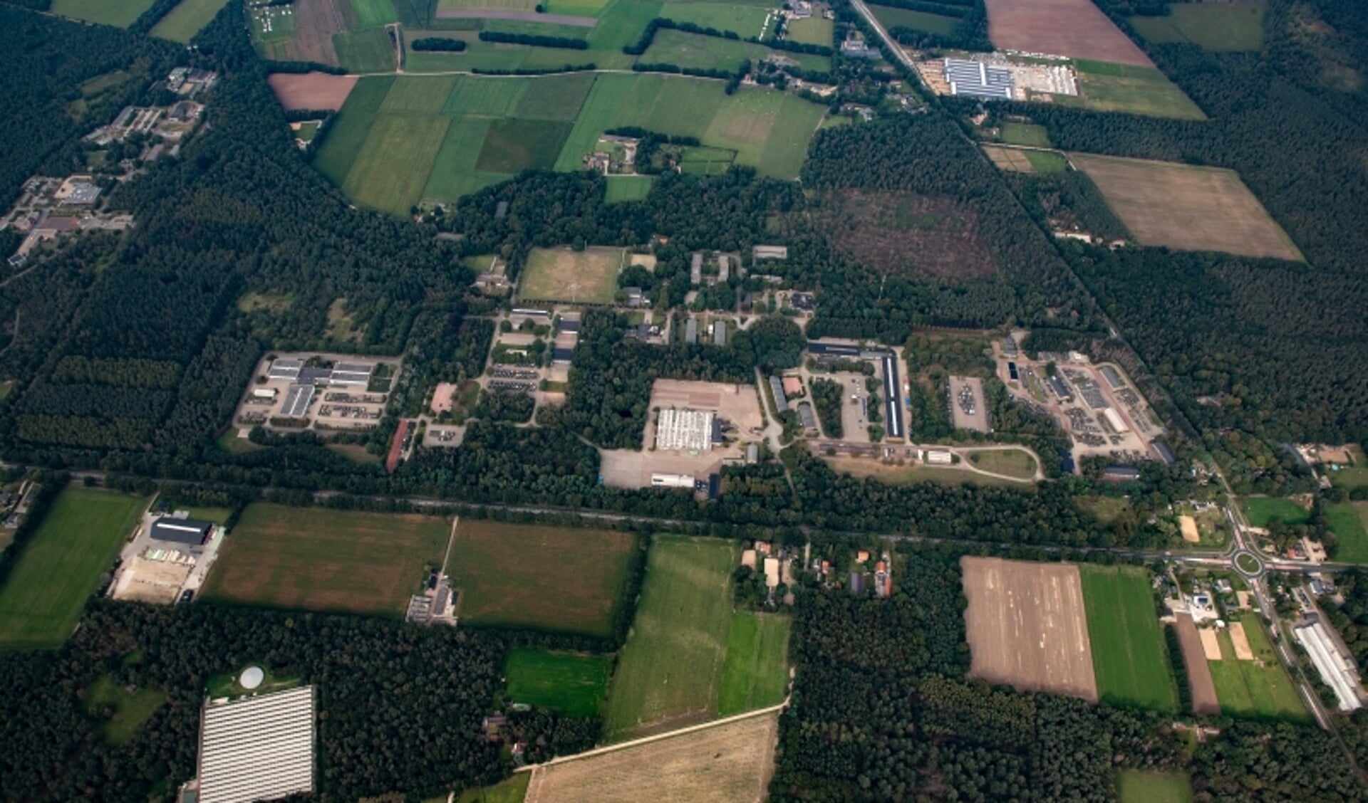 Luchtfoto van kazerne Kamp Nieuw-Milligen.