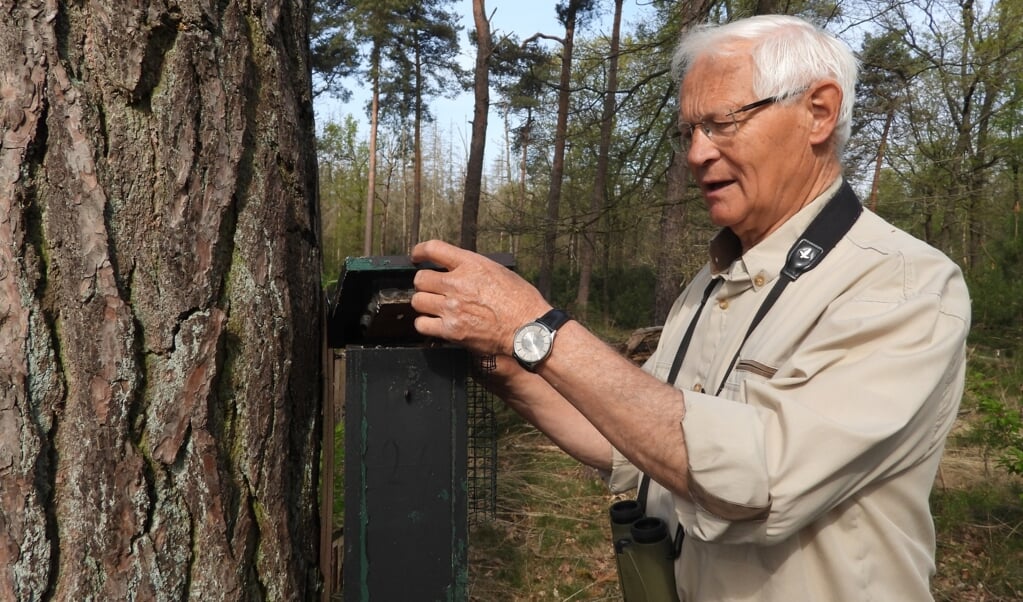 IVN-gids Aart Mulder is coördinator van de nestkastencontroles, hier in het bos bij de Stroese Hei.