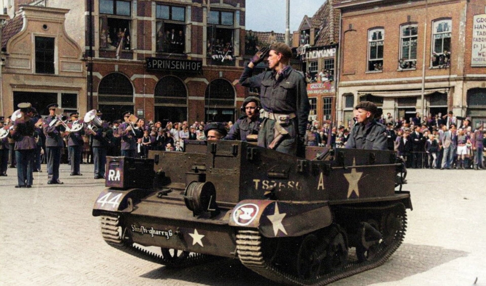 Engelse en Canadese troepen reden op 7 mei 1945, en de dagen daarna, met tanks en andere voertuigen door de stad voor de ogen van duizenden toeschouwers. 