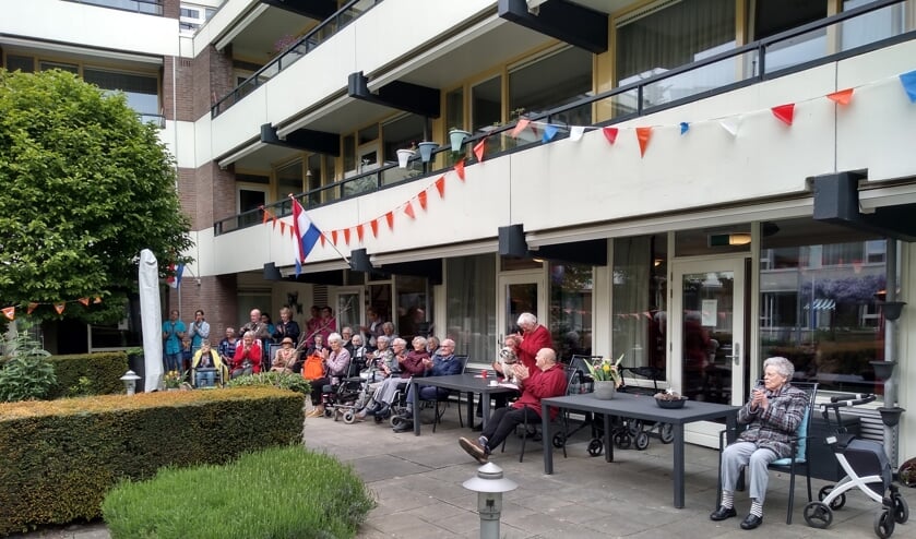 Bewoners van Bunninchem genoten van de muziek van Excelcior uit Cothen.
