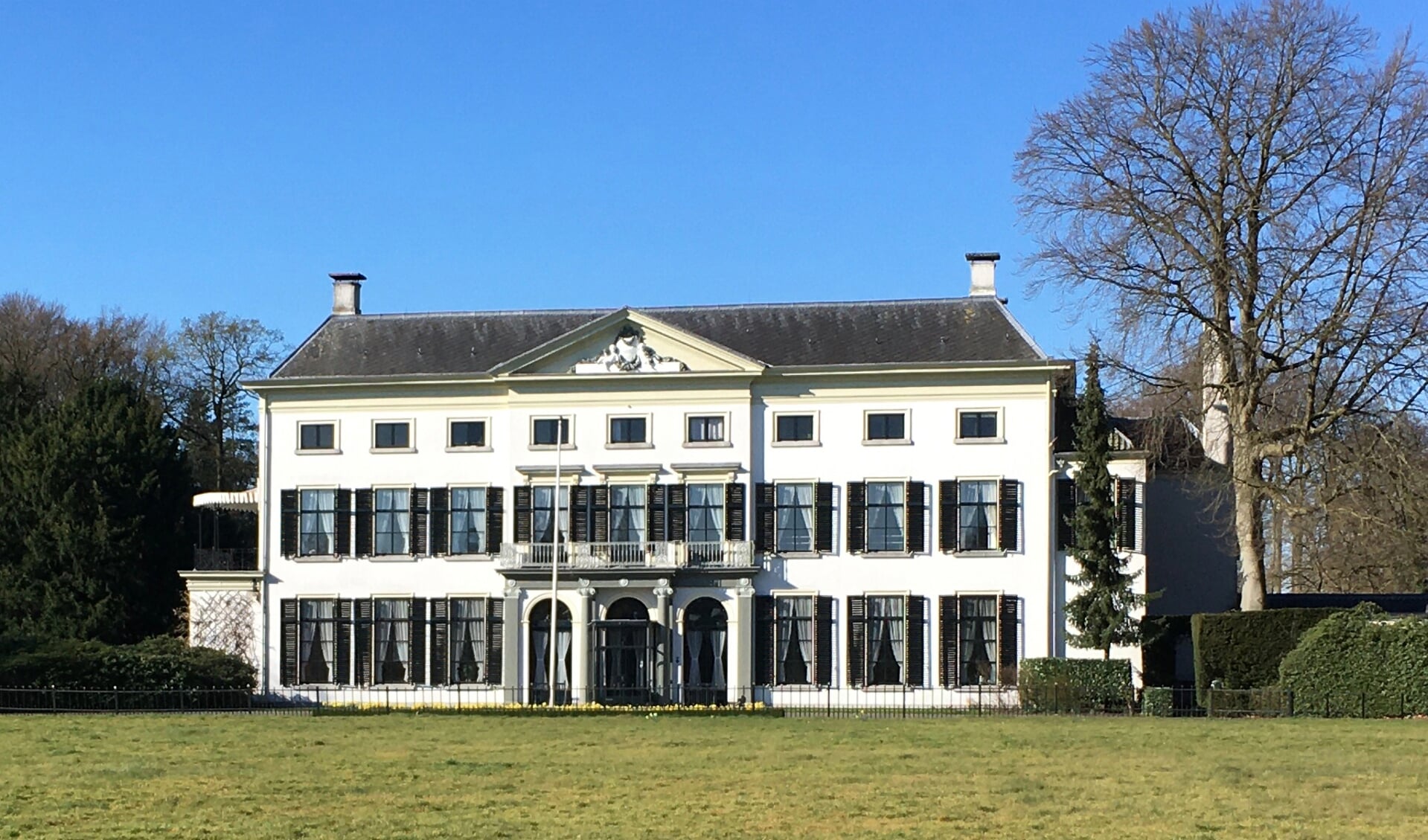 Vooraanzicht van het grote huis op landgoed Vollenhoven