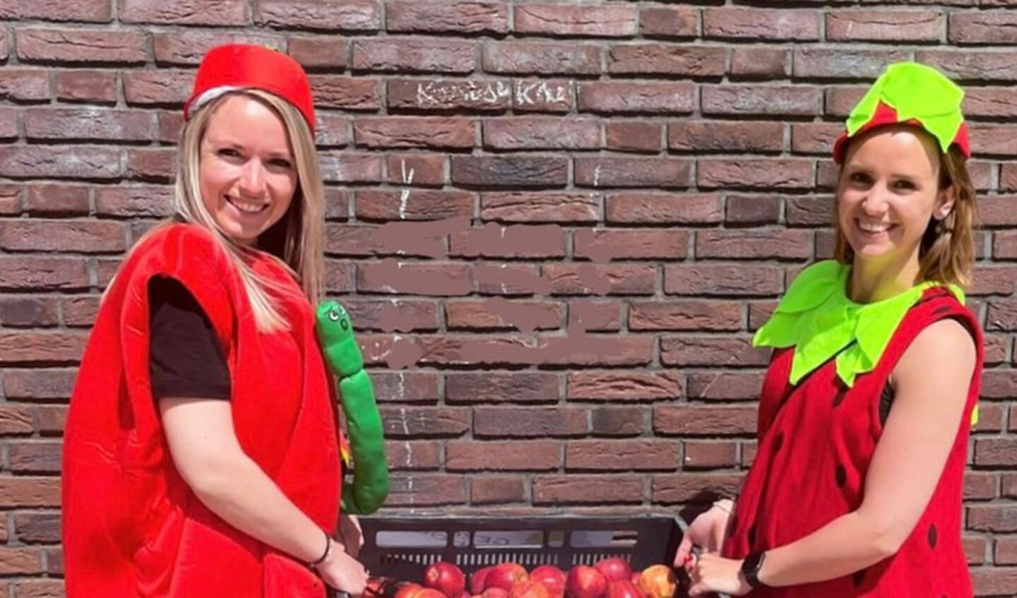 Deze fruitjuffen gingen langs de klassen.