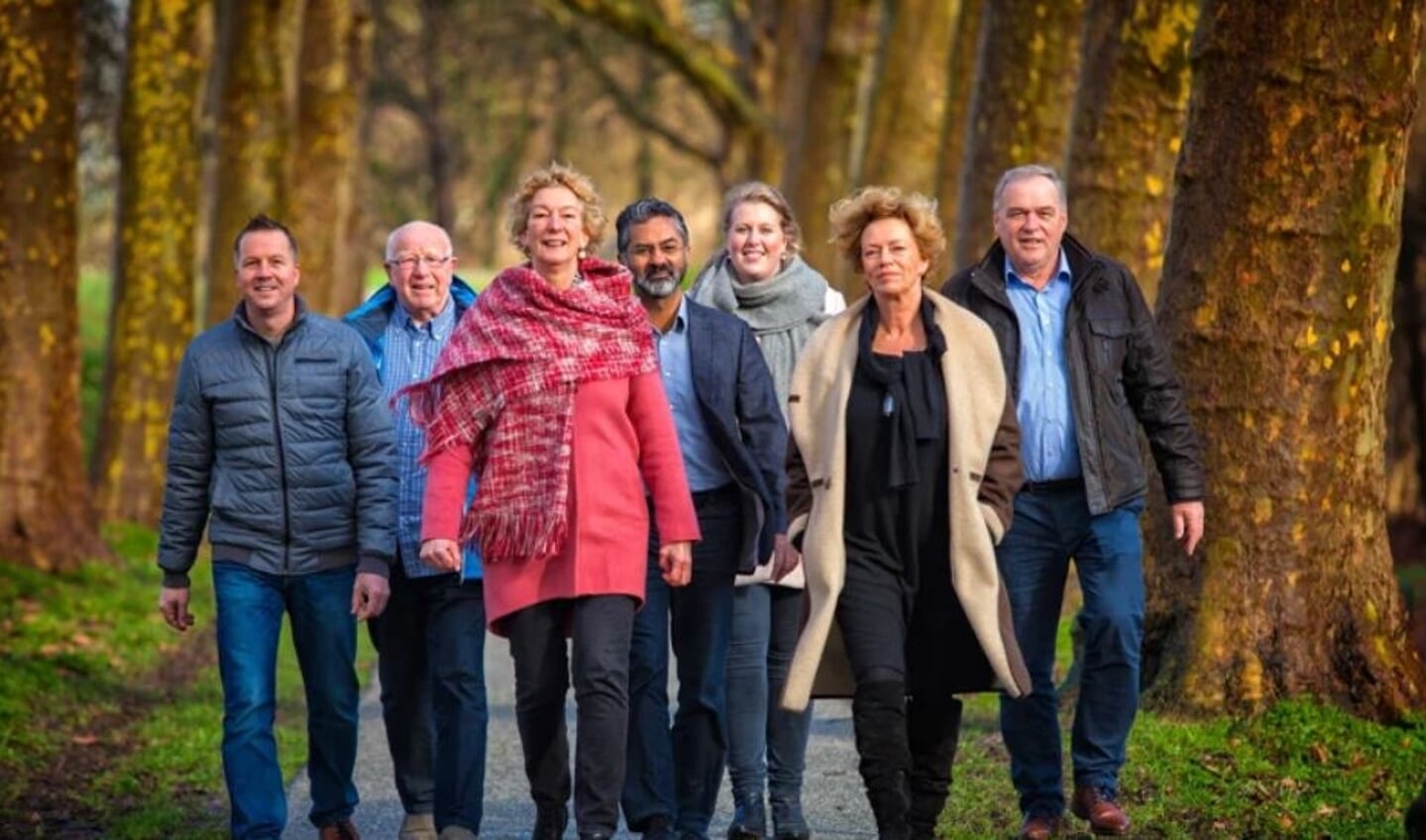 Foto uit 2018 met Everdien Hamann (roze jas) en meest rechts haar man Marius Cloostermans