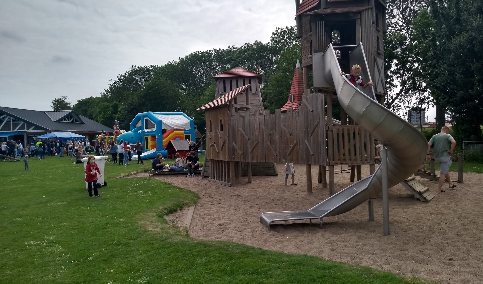 Speeltoestellen in de speeltuin in de Lingewijk, die niet openbaar toegankelijk is