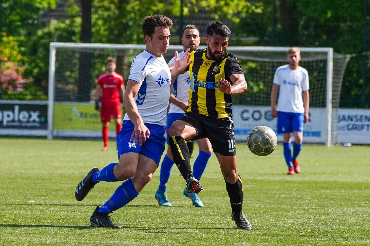 Levi Smit aan de bal en maker van de 4-0. In het midden kijkt Zakaria ElBiyar toe en maker van de 3-0.