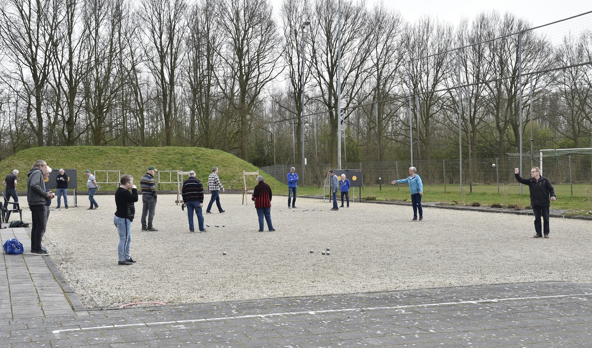 Jeu de boules bij de Gemshoorn aan de Eemweg. Een sport voor iedereen die zowel binnen als buiten beoefend kan worden.