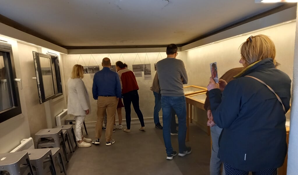 Bezoekers in de gerenoveerde bunker aan de Wolfert van Borsselenweg..