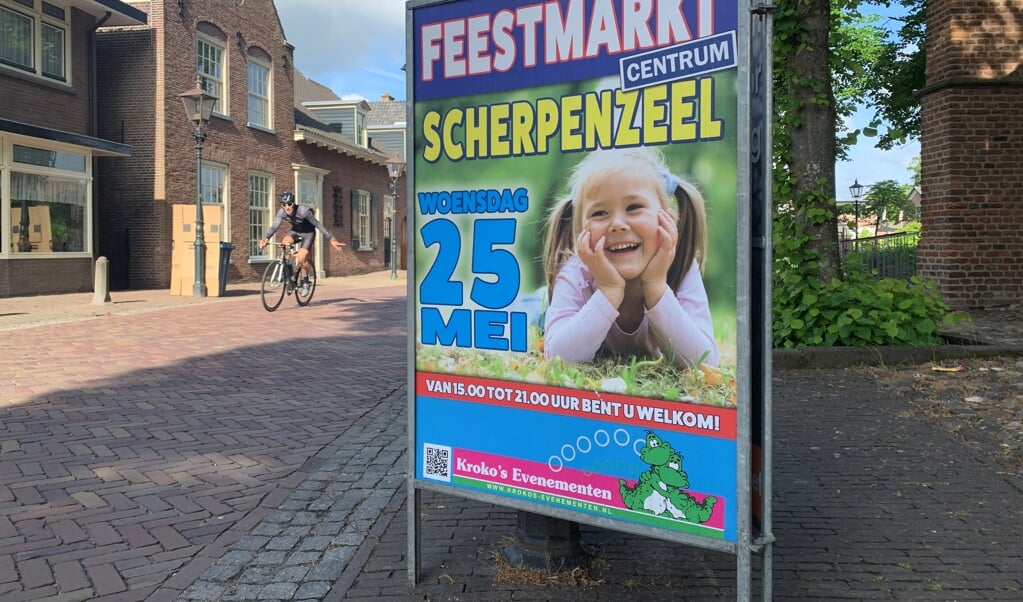 Scherpenzeel hangt vol met posters van de Feestmarkt.