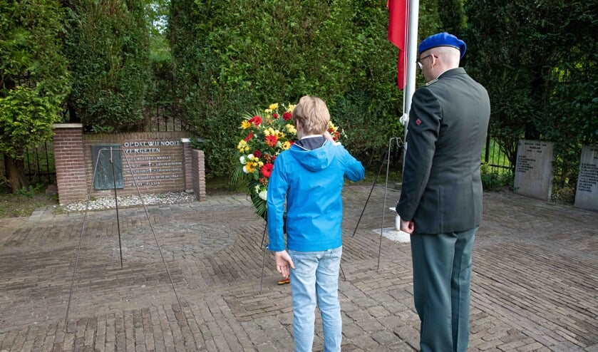 Kinderen uit Bunnik hielpen bij het leggen van de kransen.