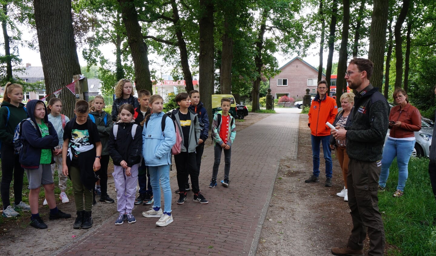 Boswachter René Visser van Geldersch Landschap en Kasteelen geeft de kinderen uitleg over het gebied.