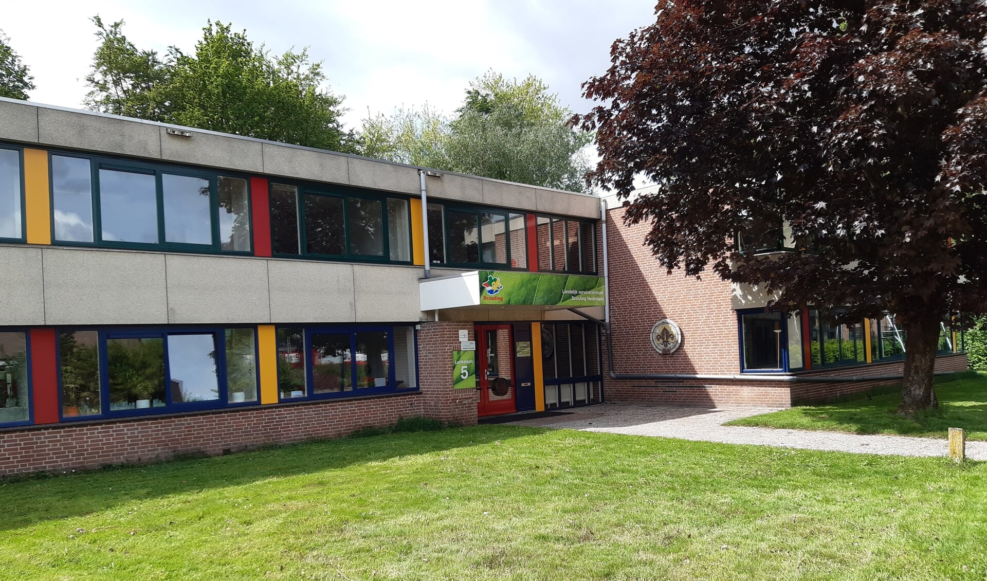Het pand aan de Larikslaan waarin het hoofdkantoor van Scouting Nederland is gevestigd. 