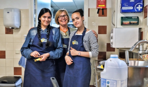 <p>Vlnr: Amber, Martine Brugman en Lara in de keuken van Buitenzorg. </p>