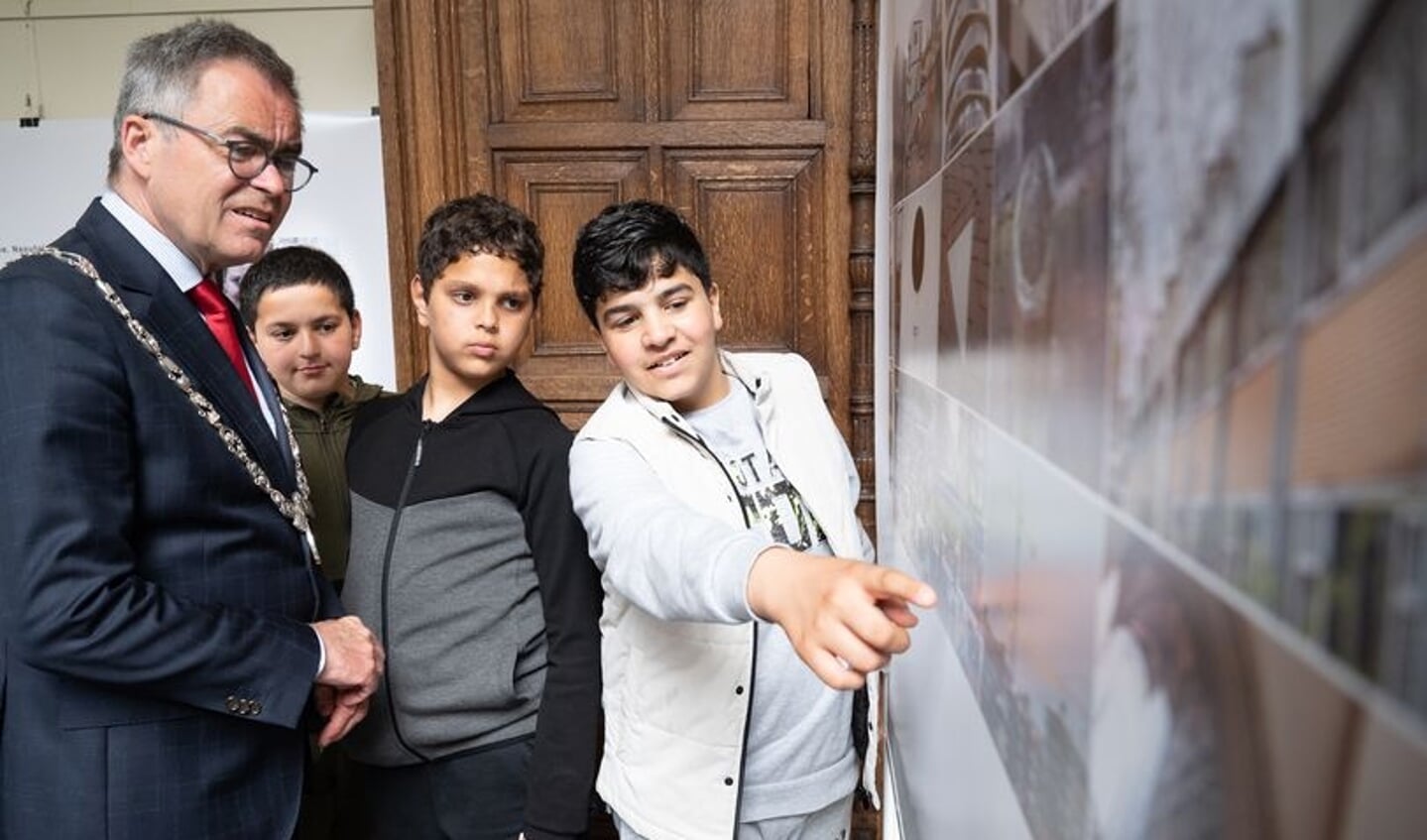 Burgemeester Jos Wienen kijkt vol interesse mee.