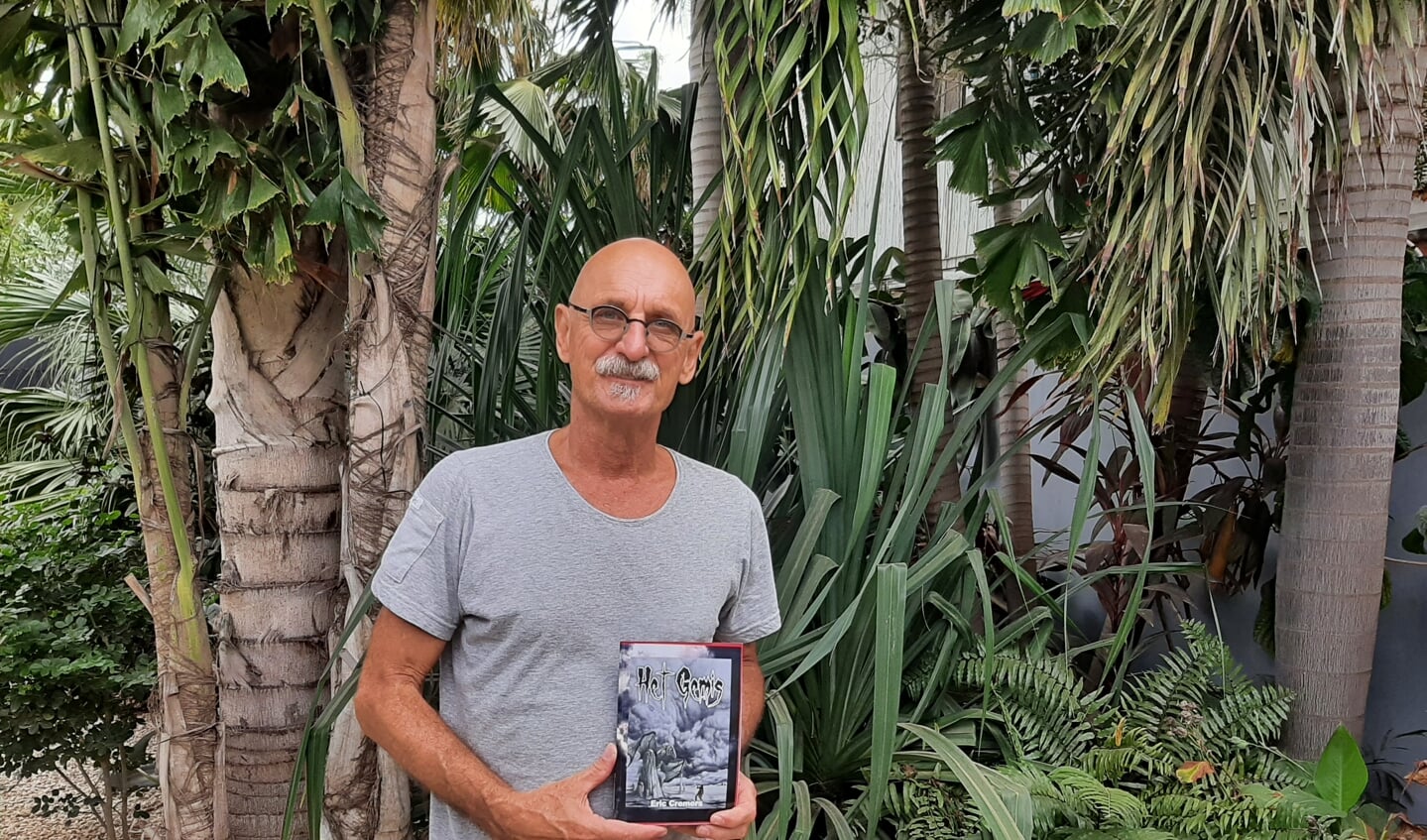 Eric Cremers in zijn achtertuin op Bonair