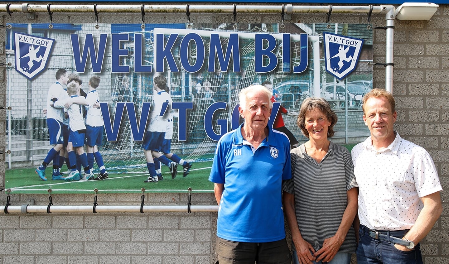 Ries Hoogland (links), Tonnie van Bentum en Ad Groenen pratenover zestig jaar VV 't Goy.