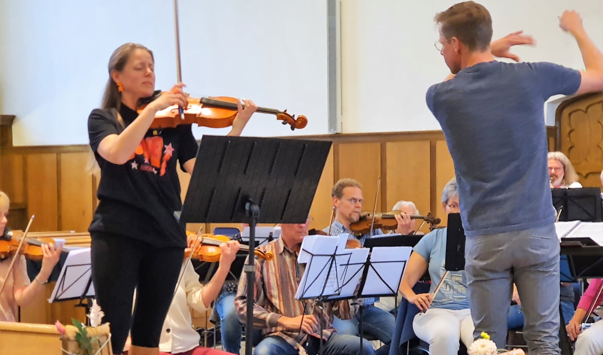 Topvioliste Laura van der Stoep repeteert samen met symfonieorkest SONANTE voor het grote concert in de Oude Kerk.