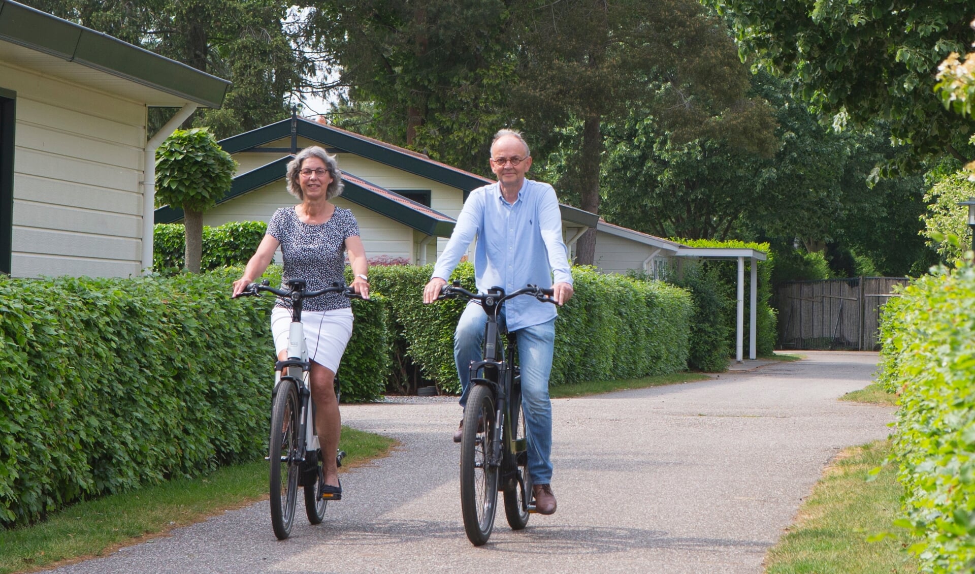 Ad en Willy Stam op hun nieuwe e-bikes.