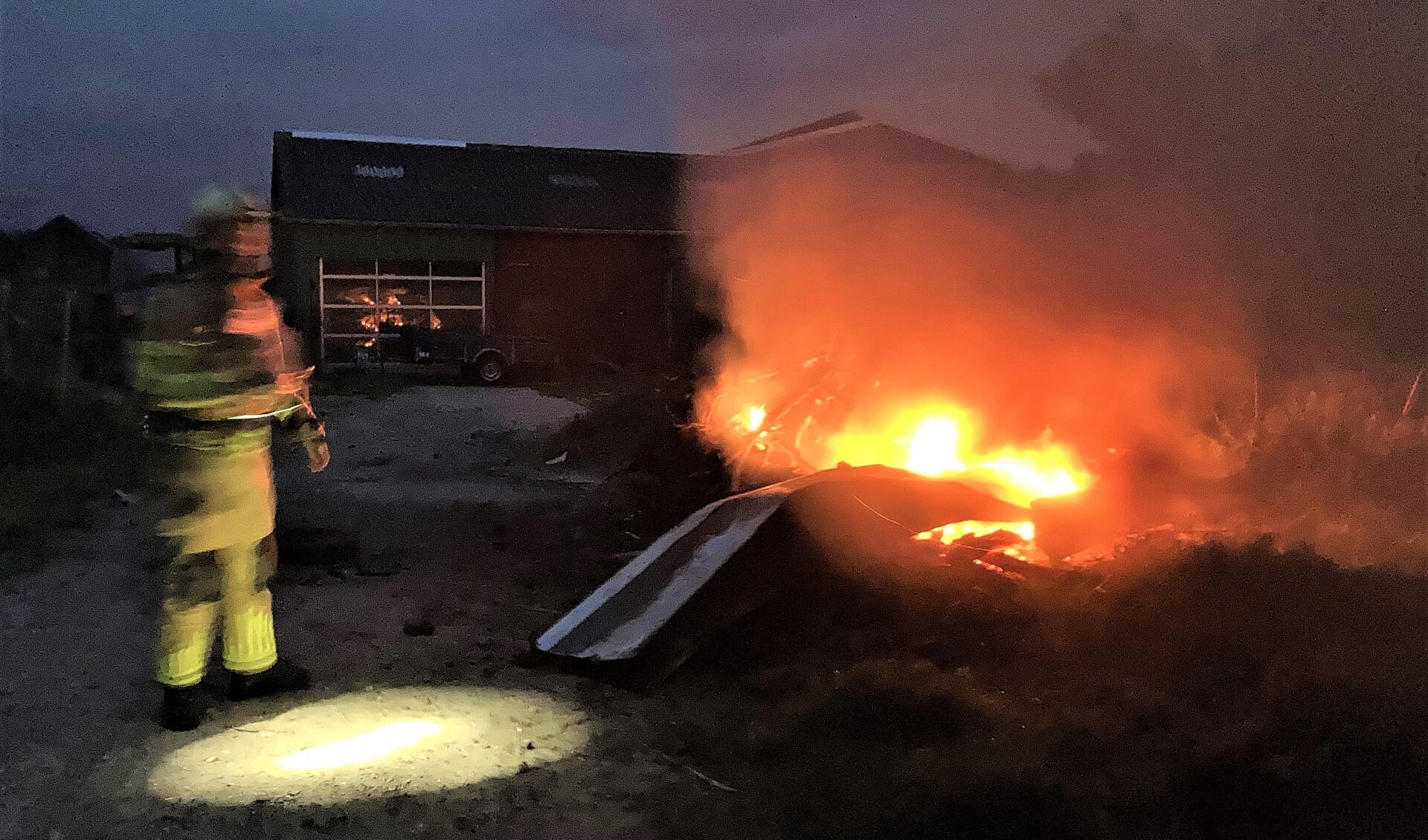 Een flinke buitenbrand gisteravond bij een boerderij op de Hooiweg.
