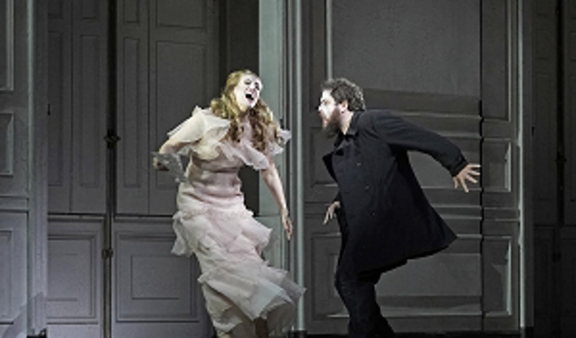 Brenda Rae als Ophelia en Allan Clayton als Hamlet in de opera Hamlet. 