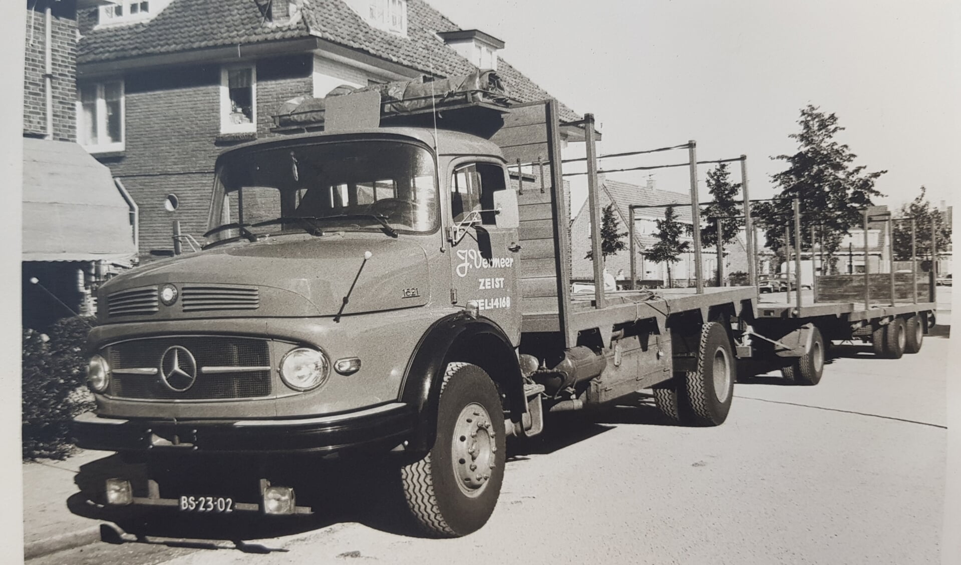 Een Mercedes met aanhangwagens.